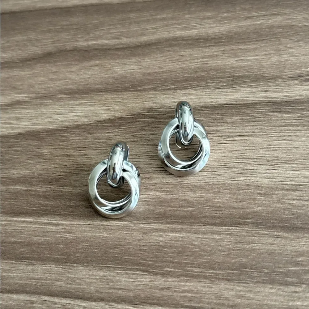 Silver Hoop Earrings Q922